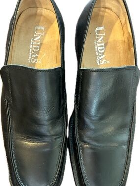 Unidas Black Leather Slip-On Loafers